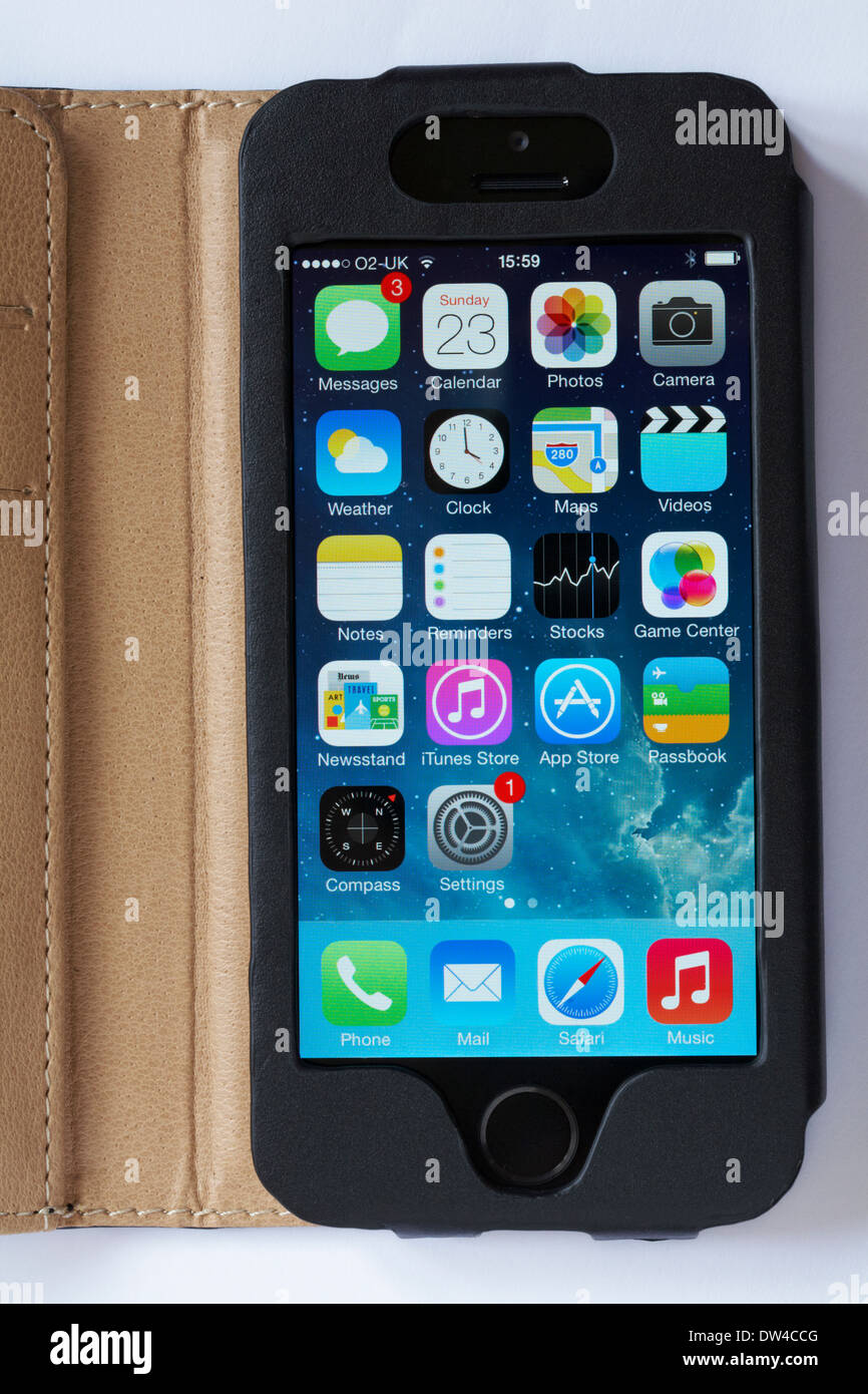 Des icônes sur l'écran d'accueil iphone 5s situé sur fond blanc Photo Stock  - Alamy