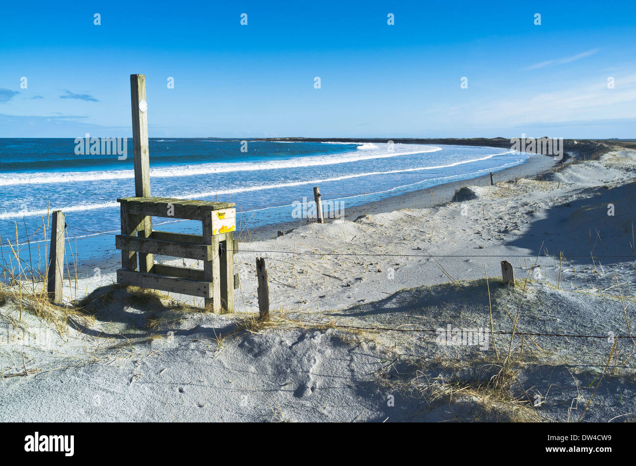 dh Whitemill Bay Beach SANDAY ORKNEY dune de sable côte sentier en bois stile royaume-uni Banque D'Images