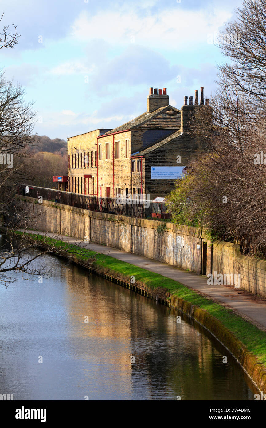 Armley Mills Industrial Museum par le Canal de Liverpool et de Leeds, Leeds, West Yorkshire, Angleterre, Royaume-Uni. Banque D'Images