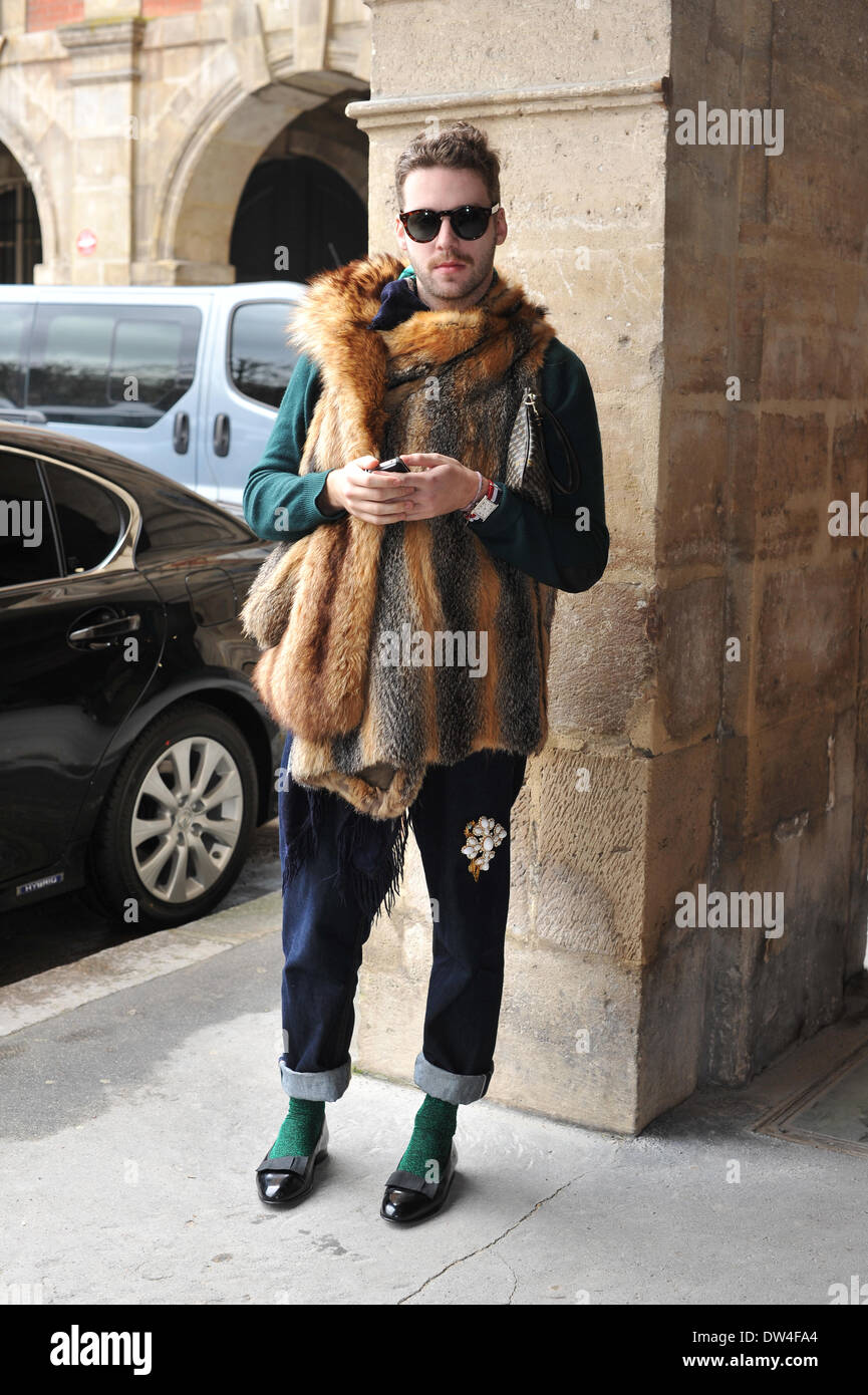 Pierre Marchal posant dans la rue devant la lune Young Hee montrer lors de la Fashion Week de Paris - Dec 25, 2014 - Photo : Manhattan piste/Céline Gaille Banque D'Images