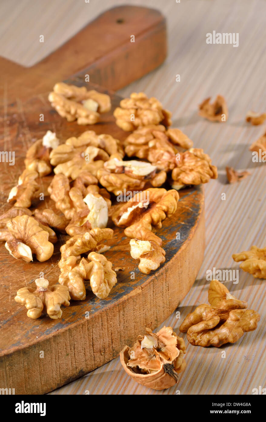 Les cerneaux de noix entiers et sur la vieille table en bois rustique Banque D'Images