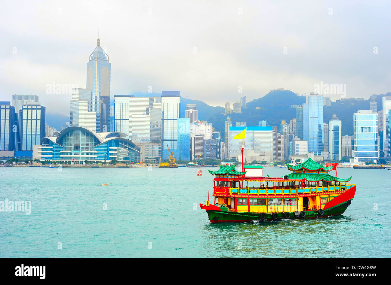 Belle vue panoramique sur le centre-ville de Hong Kong en un jour brumeux Banque D'Images