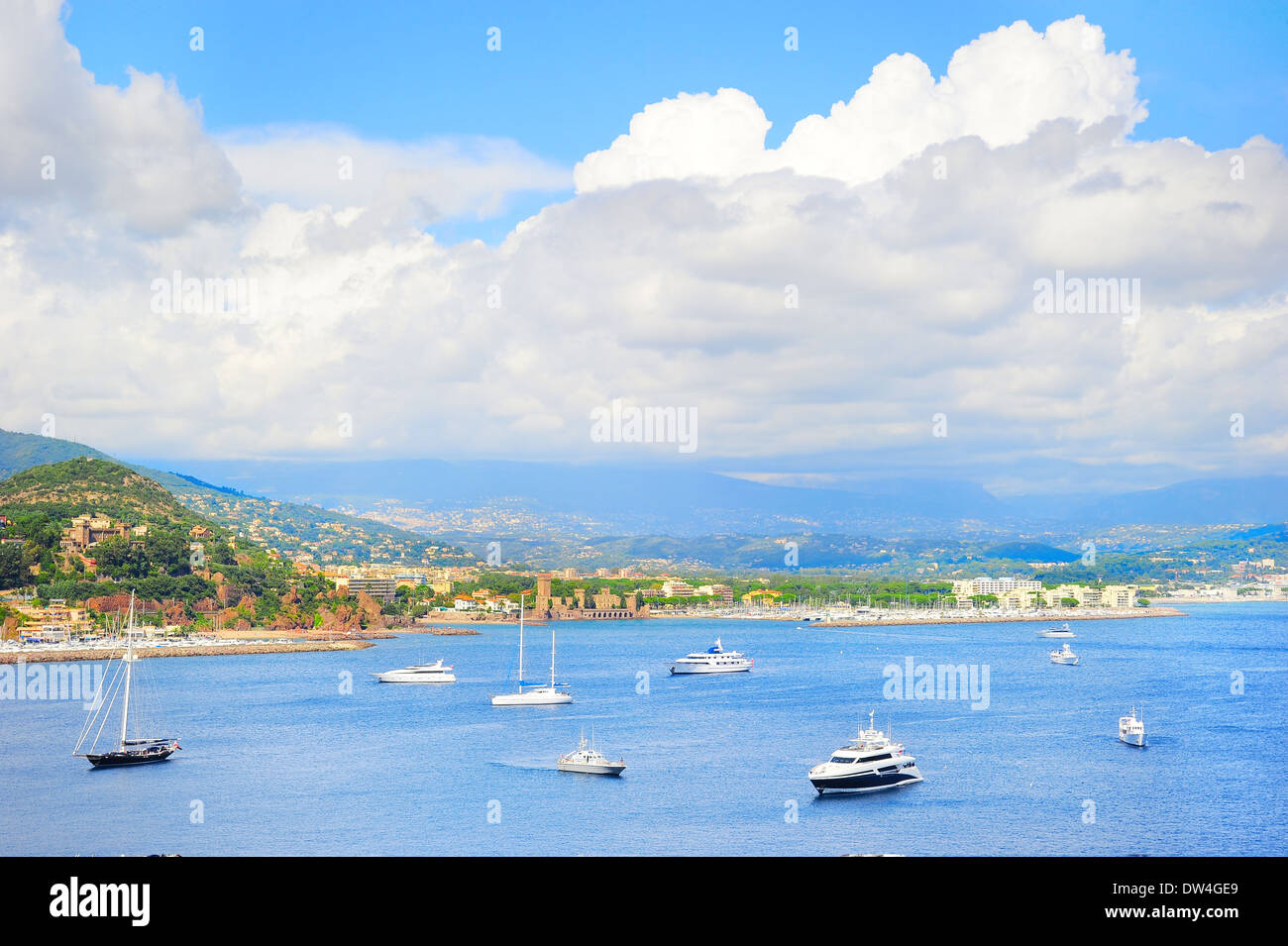 Vue sur mer baie , yachts et bateaux. D'azur, Côte d'Azur ou Côte d Azur, Provence, France Banque D'Images