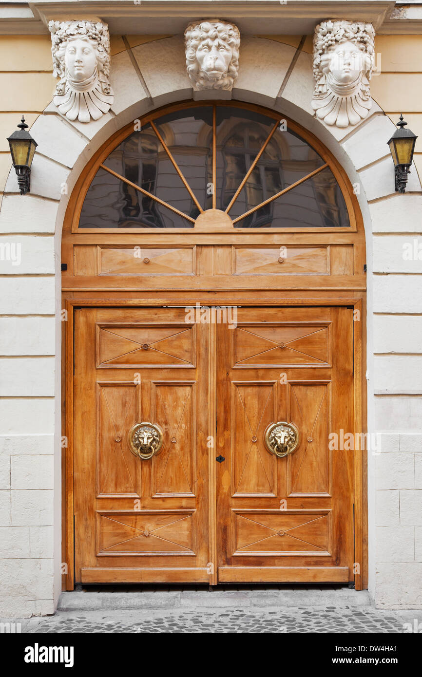 Porte d'entrée avec heurtoir Banque de photographies et d'images à haute  résolution - Alamy