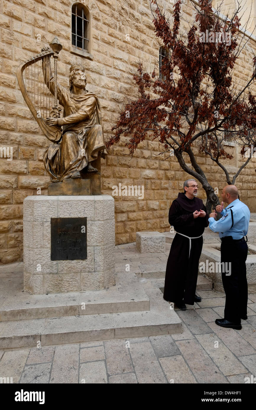 Un officier de police israélien parler à un prêtre Chrétien à l'entrée de la tombe du roi David sur la montagne de Sion à Jérusalem. Des dirigeants chrétiens et des représentants de groupes chrétiens Jérusalem poussent les dirigeants à donner à l'Eglise catholique de contrôle sur la montagne de Sion région qui comprend le ÒHall de la Dernière Cène. Pape Francis devrait se rendre en Israël et de diriger un service dans la salle de la Dernière Cène. Credit : Eddie Gerald/Alamy Live News Banque D'Images