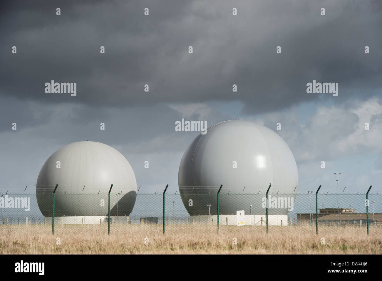 Dômes radar couvrant des scanners à RAF Croughton. Le Northamptonshire, Angleterre Banque D'Images