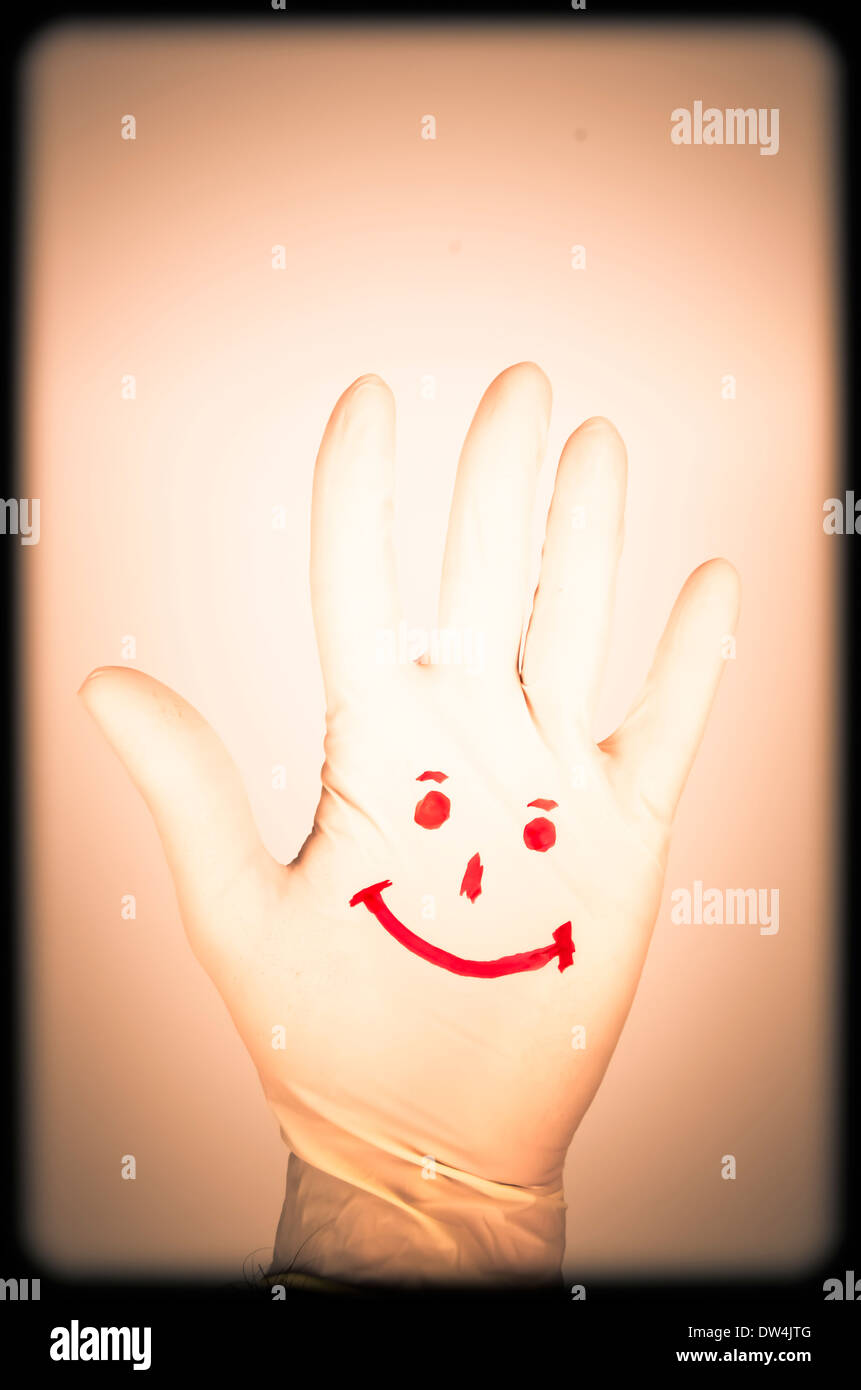 Sourire dessiné sur une main. Banque D'Images