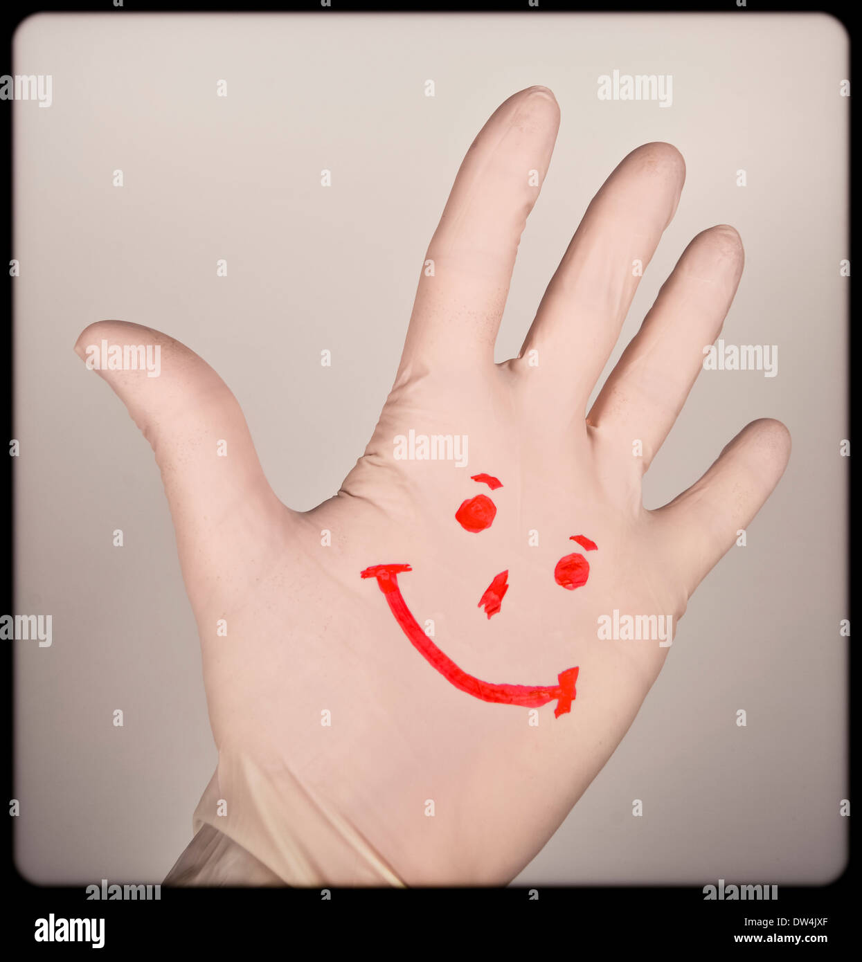 Sourire dessiné sur une main. Banque D'Images