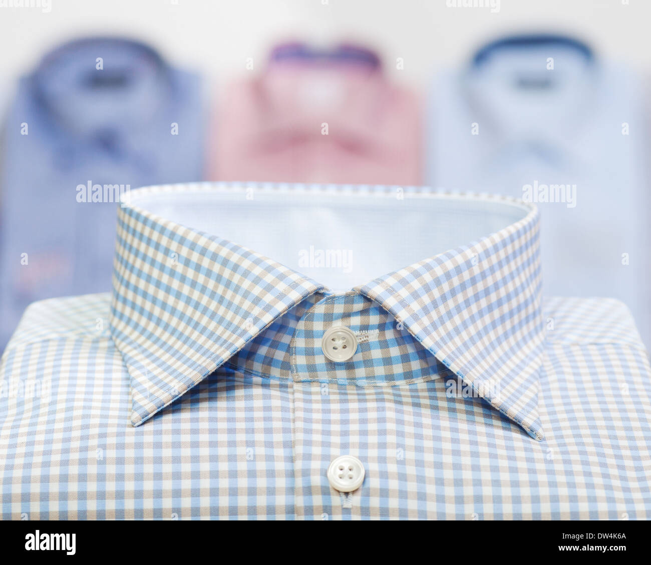 Mode homme chemise business in clothing store Banque D'Images