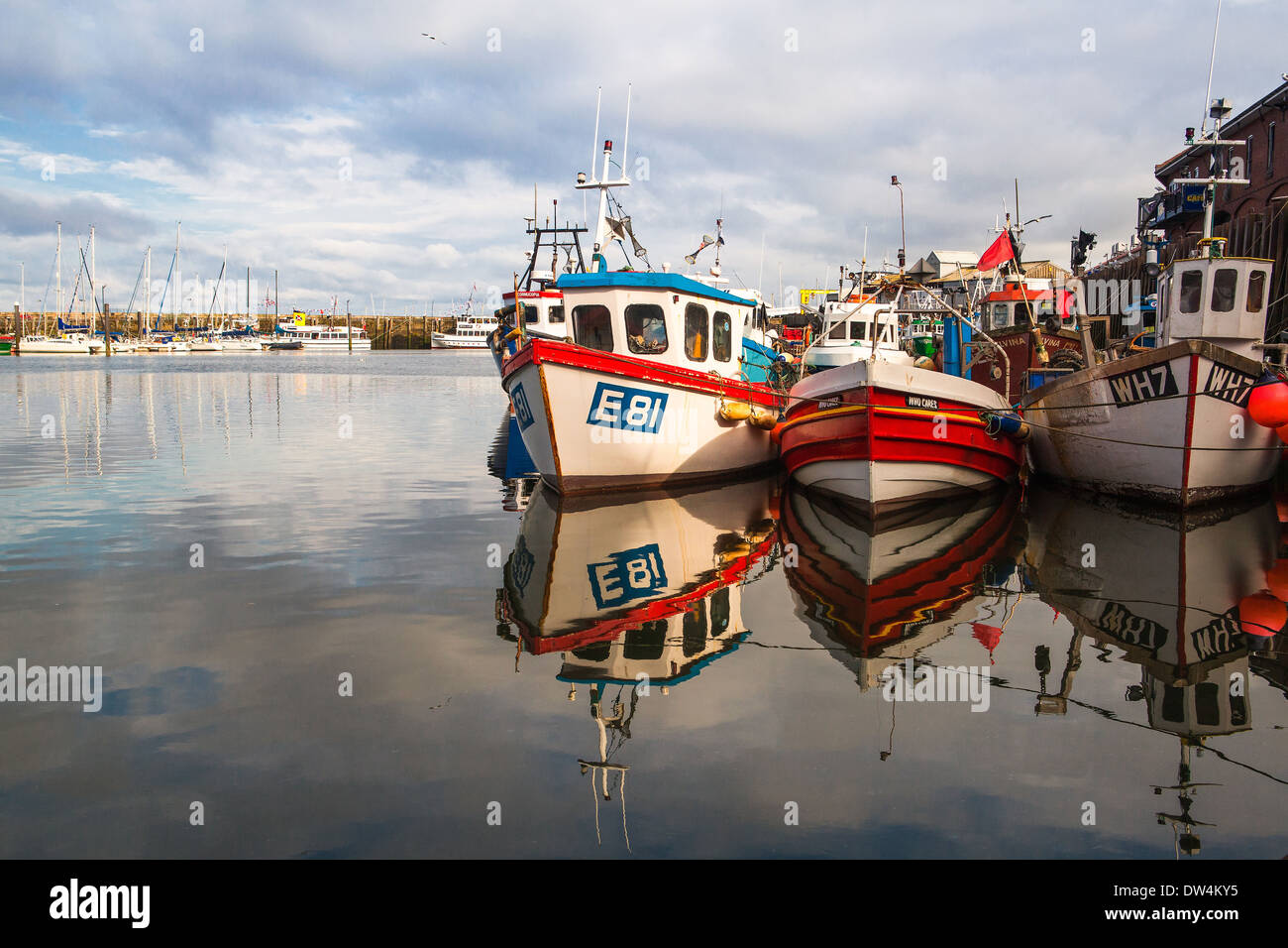 SCARBOROUGH-JUILLET 13:bateaux de pêche typiques dans le port de Scarborough sur juillet 2012, Angleterre Banque D'Images