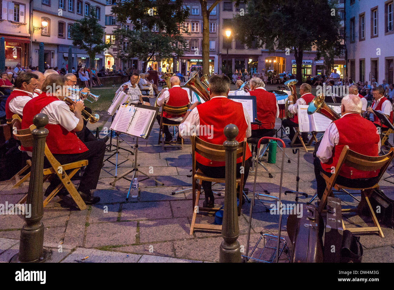 Strasbourg groupe de musique folklorique alsacien jouant Banque de