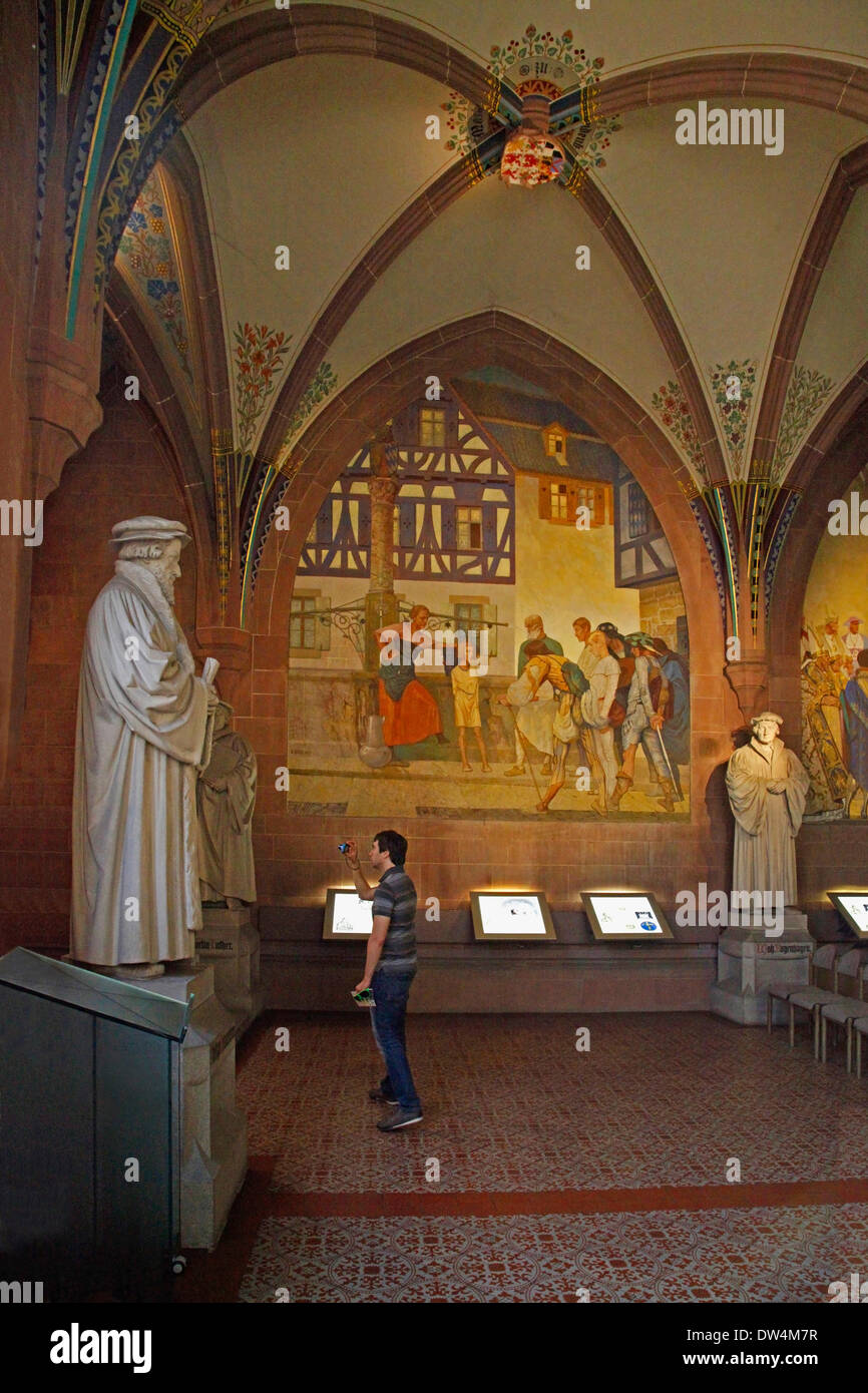 Maison Melanchthon, Memorial Hall, Bretten, Kraichgau, district de Karlsruhe, Bade-Wurtemberg, Rhénanie-Palatinat, Allemagne, la peinture murale créée vers 1930 par le professeur août Groh (1871-1944) >Melanchthon sur la fontaine du marché en conversation avec movi Banque D'Images
