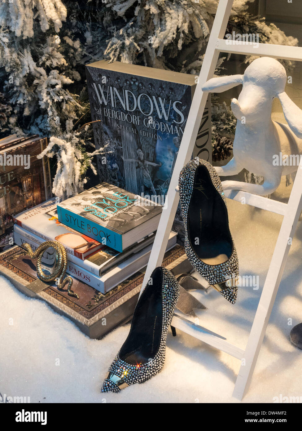 Bergdorf Goodman Department Store Window display, NYC Banque D'Images Bergdorf Goodman Department Store Window display, NYC Banque D'Images