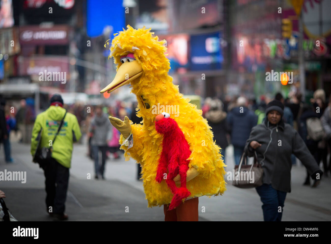Manhattan New York en Amérique du Nord, que l'on voit la caricature de Sesame Street Elmo et Big Bird posent pour des conseils à Times Square Banque D'Images