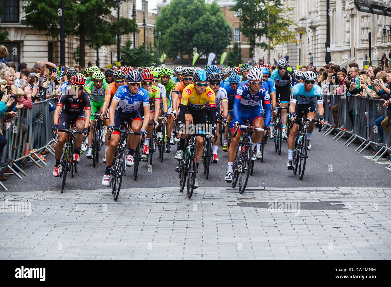 Sir Bradley Wiggins mène le peloton dans la dernière étape du Tour de Grande-Bretagne 2013 course sur route cyclisme professionnel à Londres UK Banque D'Images