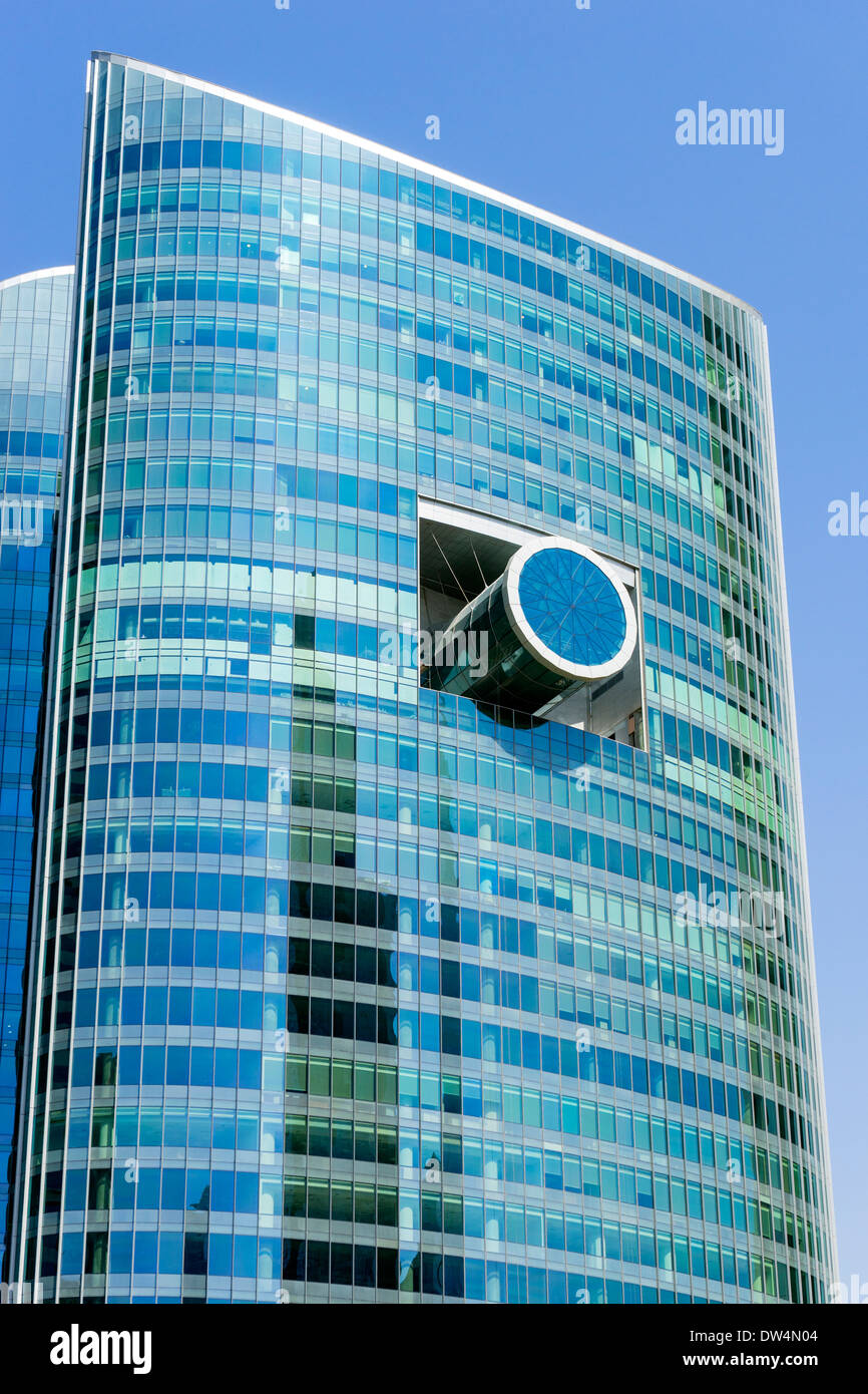 Design architectural peu commun du verre office tower à Dubaï Émirats Arabes Unis Banque D'Images