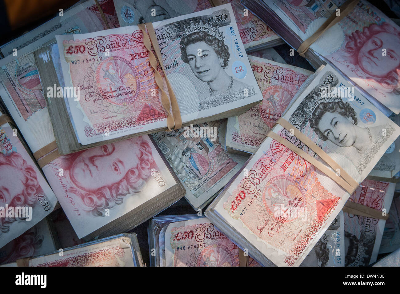 Des piles de 50 £ pound note attaché avec un élastique Banque D'Images