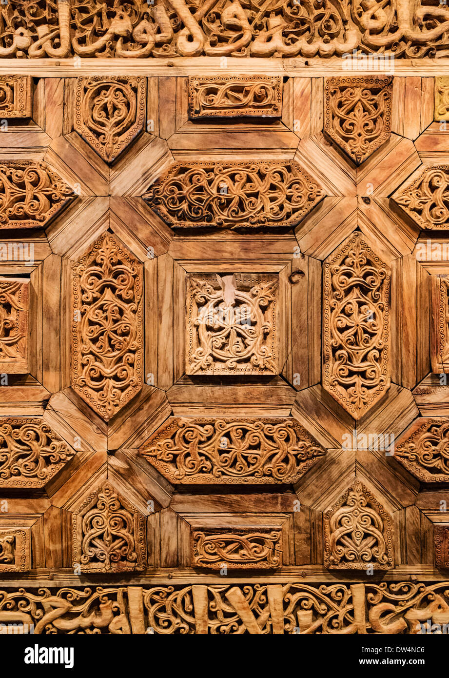 Porte en bois ornés d'affichage sur le musée de la civilisation islamique de Sharjah à Sharjah Emirats Arabes Unis Banque D'Images