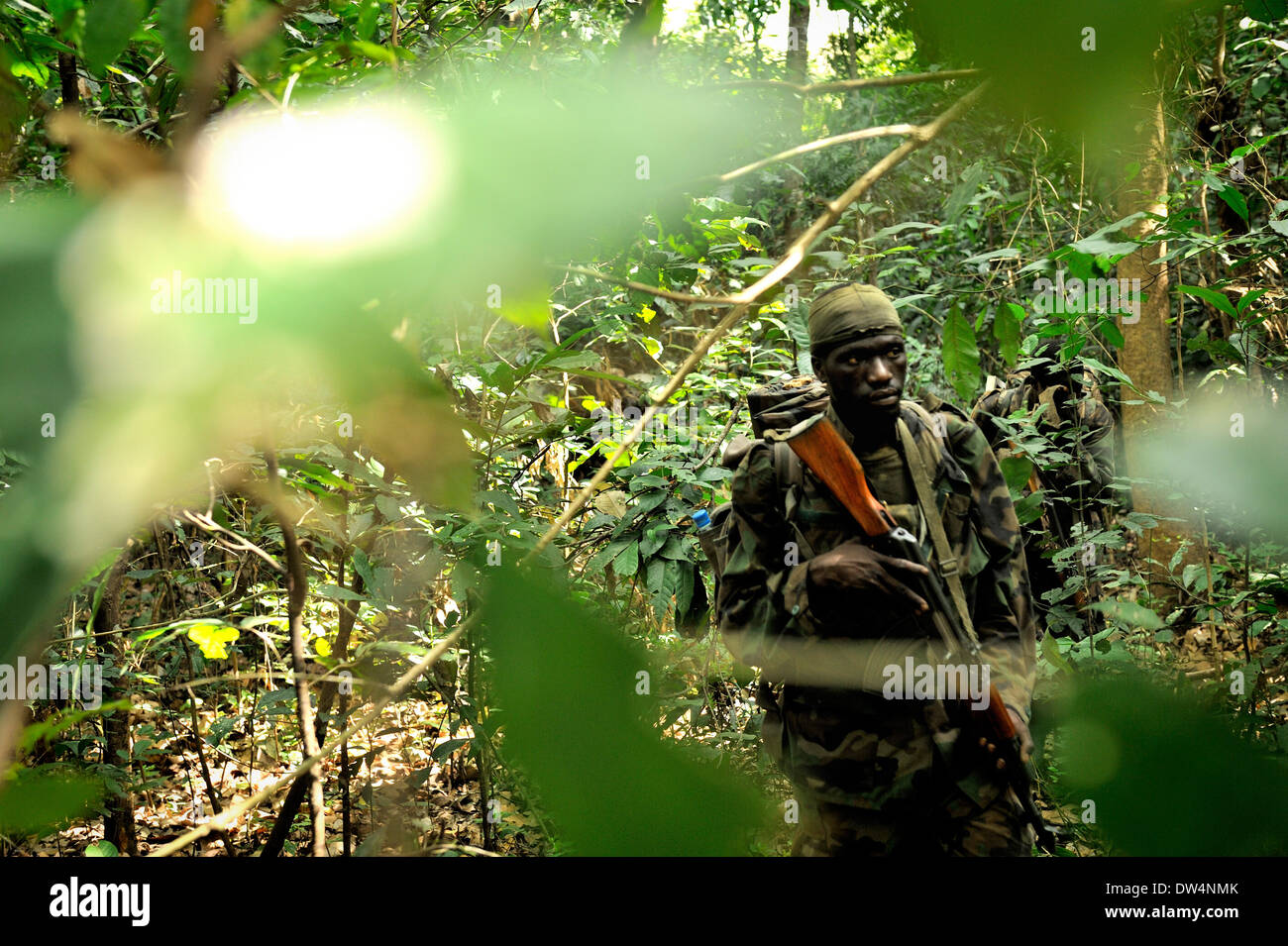 Les soldats ougandais de la Force de défense du peuple ougandais (UPDF) patrouille dans la jungle pendant une opération de chasse célèbre Armée de Résistance du Seigneur (LRA), Joseph Kony, chef. La LRA est un groupe rebelle militant chrétien. Banque D'Images