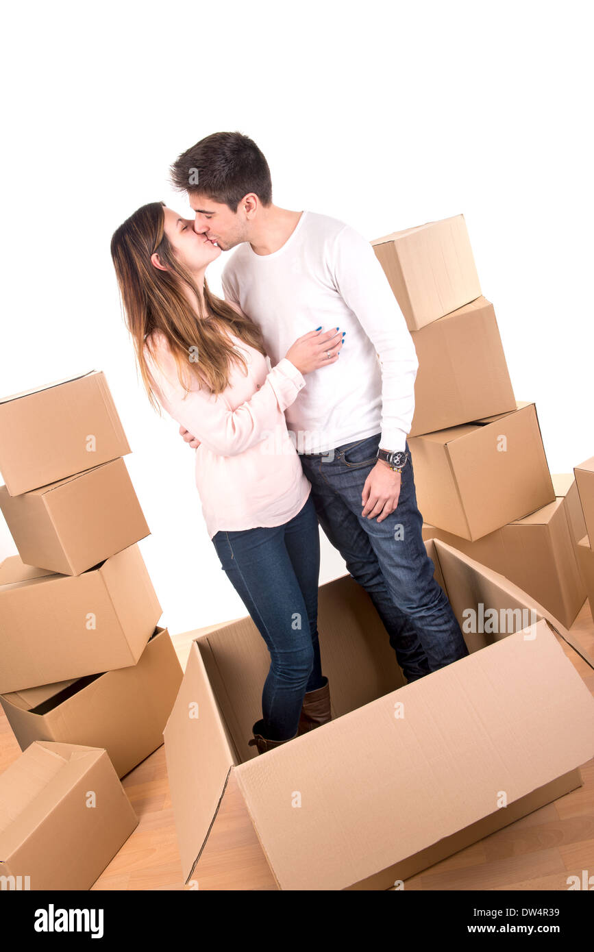 Couple heureux à l'intérieur d'une boîte dans de nouveaux accueil appartement Banque D'Images