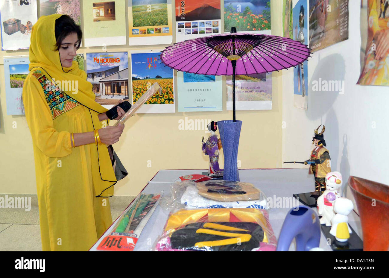 Les visiteurs qui prennent un vif intérêt dans les calendriers exposition organisée par le consulat japonais au Centre culturel japonais à Quetta le Jeudi, Février 27, 2014. Banque D'Images