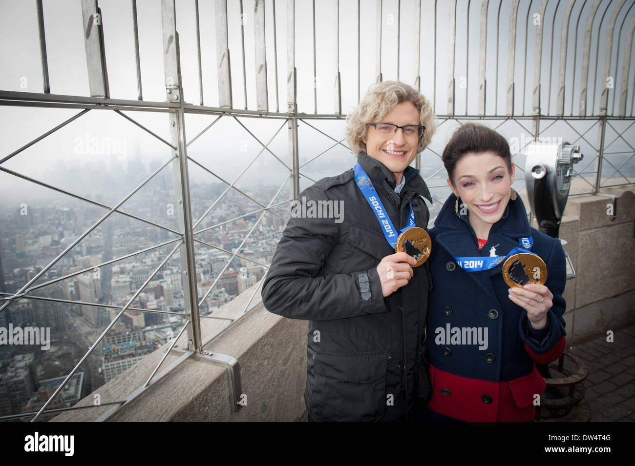 Manhattan, New York, USA. Feb 27, 2014. Médaillé d'or aux Jeux Olympiques de 2014 Les danseurs sur glace, Meryl Davis et Charlie White visiter l'Empire State Building est l'Observatoire du 86e étage Jeudi, Février, 27, 2014. Davis et White sont les premiers danseurs sur glace américain de l'histoire à remporter l'or aux Jeux Olympiques. Credit : Bryan Smith/ZUMAPRESS.com/Alamy Live News Banque D'Images