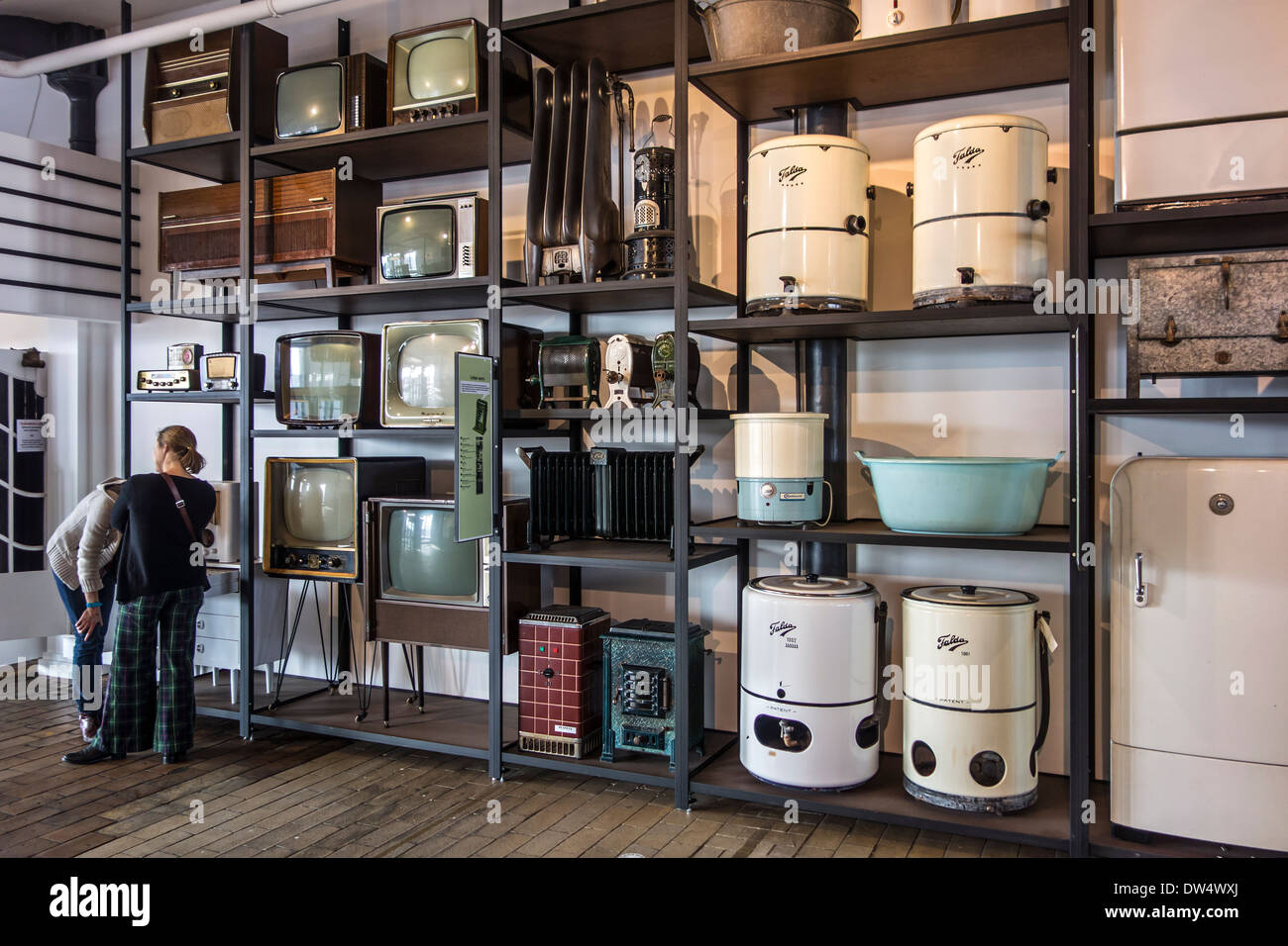 Vintage accueil appareils comme les radios, téléviseurs, appareils, machines à laver et réfrigérateurs à partir des années 50 et 60 au MIAT Banque D'Images