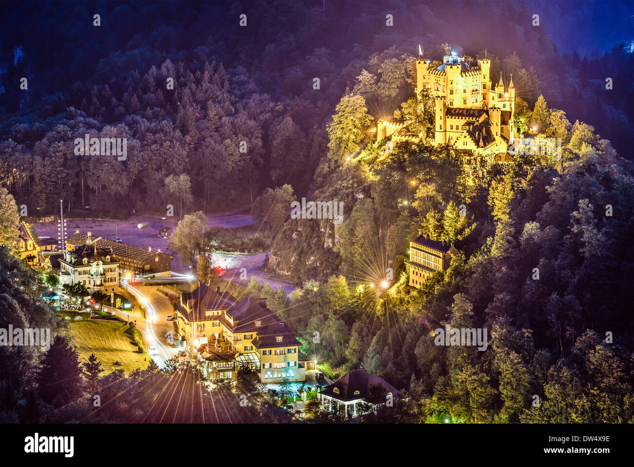 Château de Hohenschwangau de nuit dans les Alpes bavaroises de l'Allemagne. Banque D'Images