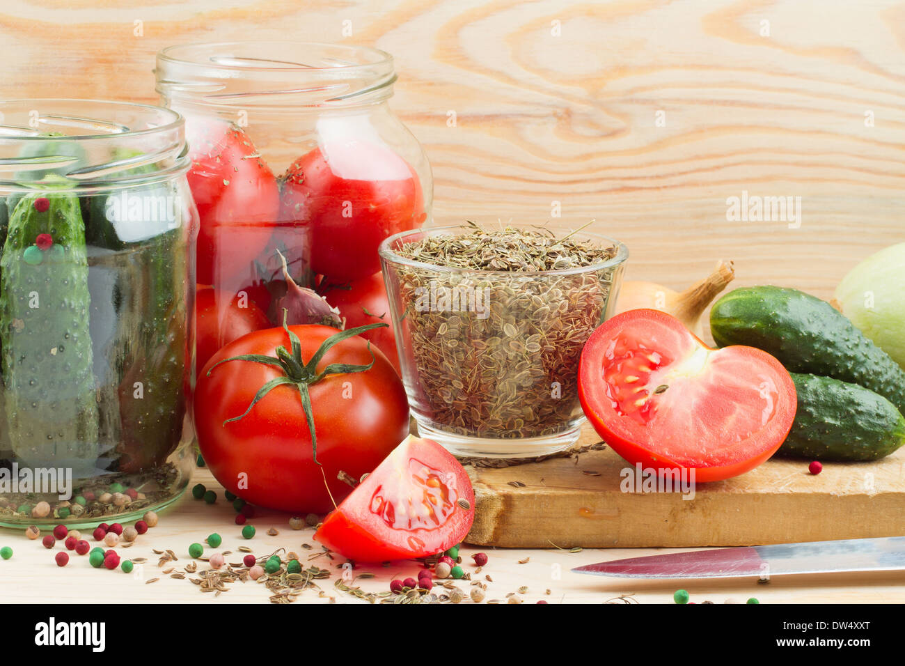 Conserves de tomates et concombres dans un bocal en verre, des conserves de légumes Banque D'Images