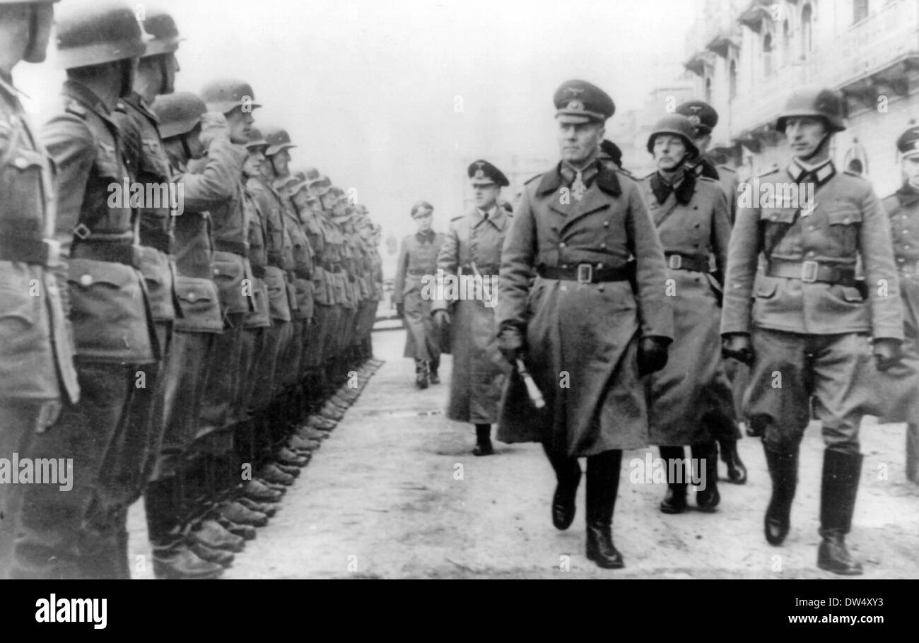 ERWIN Rommel (1891-1944), le maréchal allemand l'inspection des forces allemandes dans le nord de la France en 1944 Banque D'Images