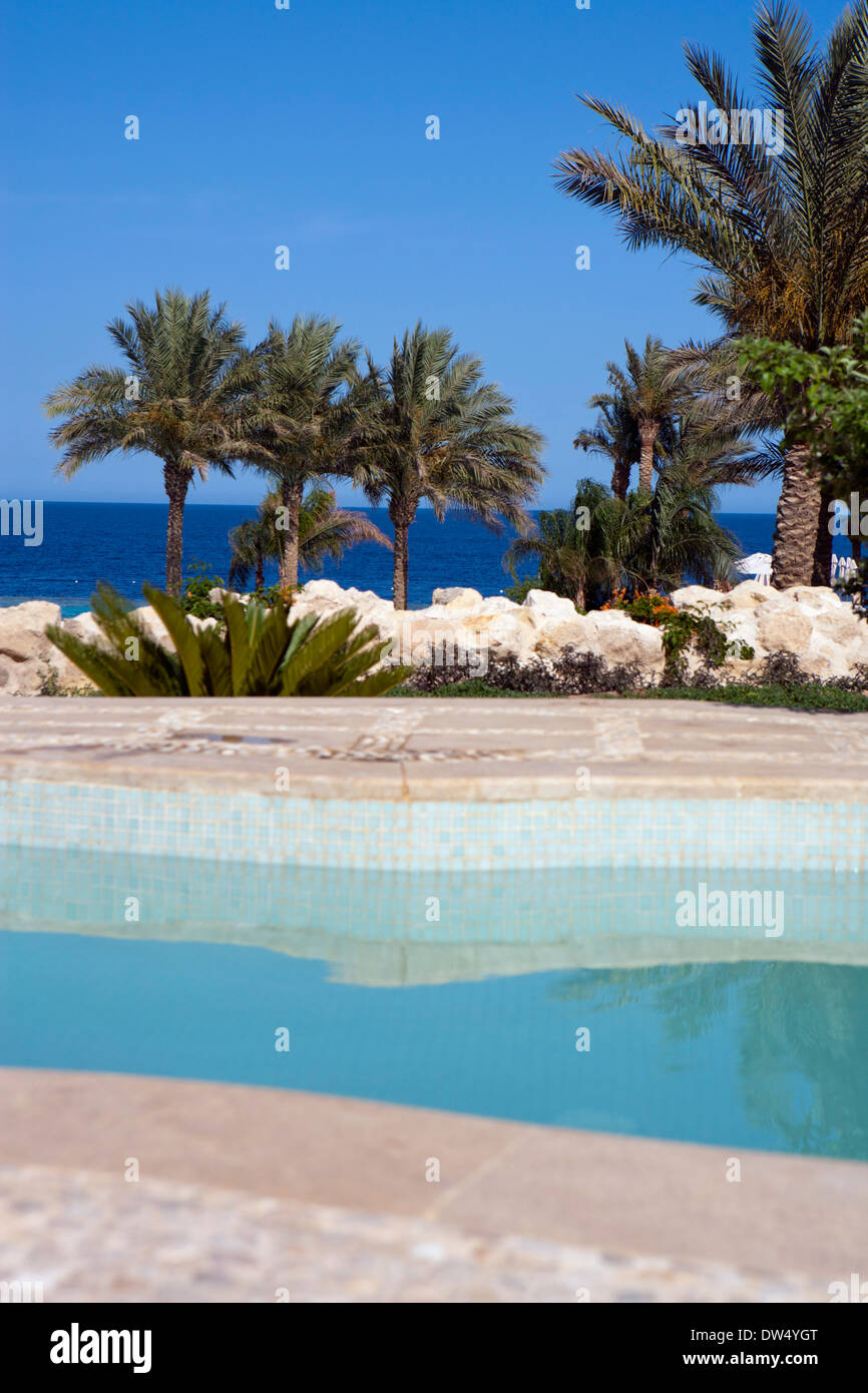 Vue sur Makadi Spa Hotel piscine privée à la mer Rouge en Egypte Banque D'Images