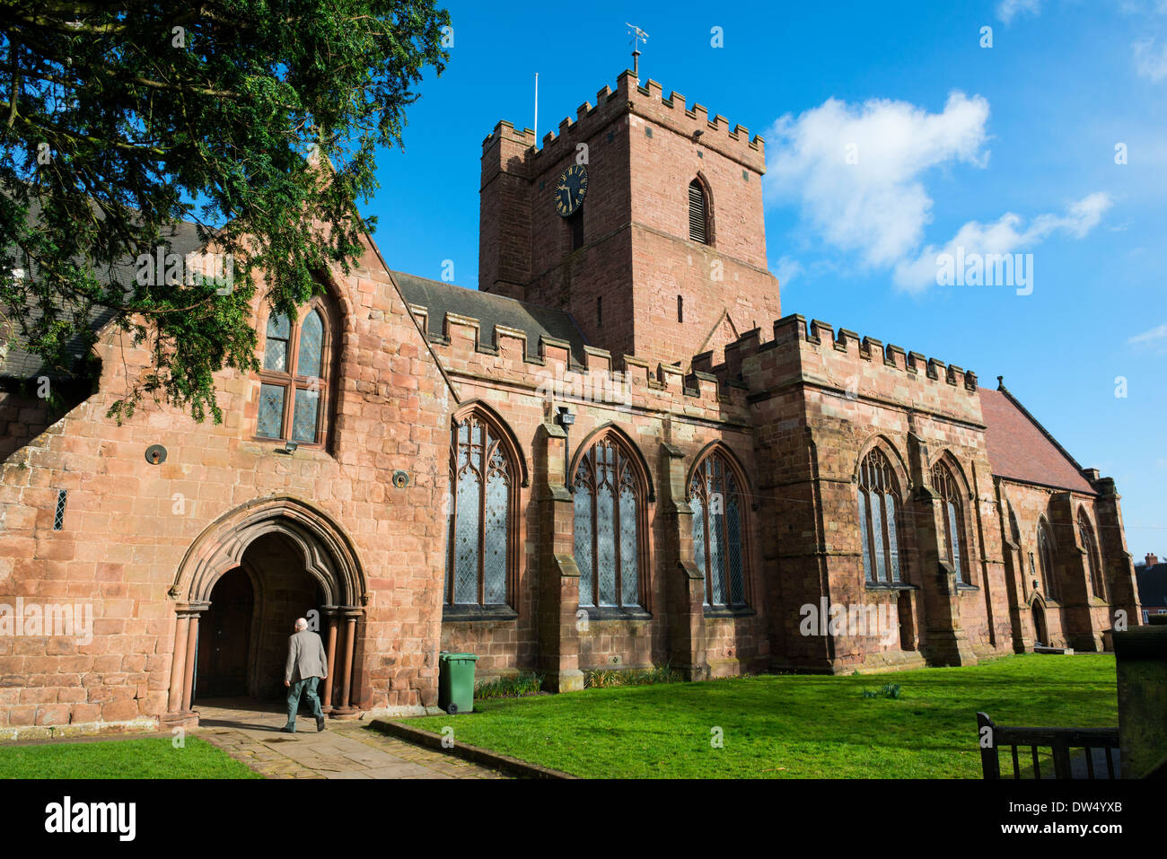 Une église-goer entre dans Eglise de Saint-andré à Littlehampton, Shropshire, Angleterre. Banque D'Images