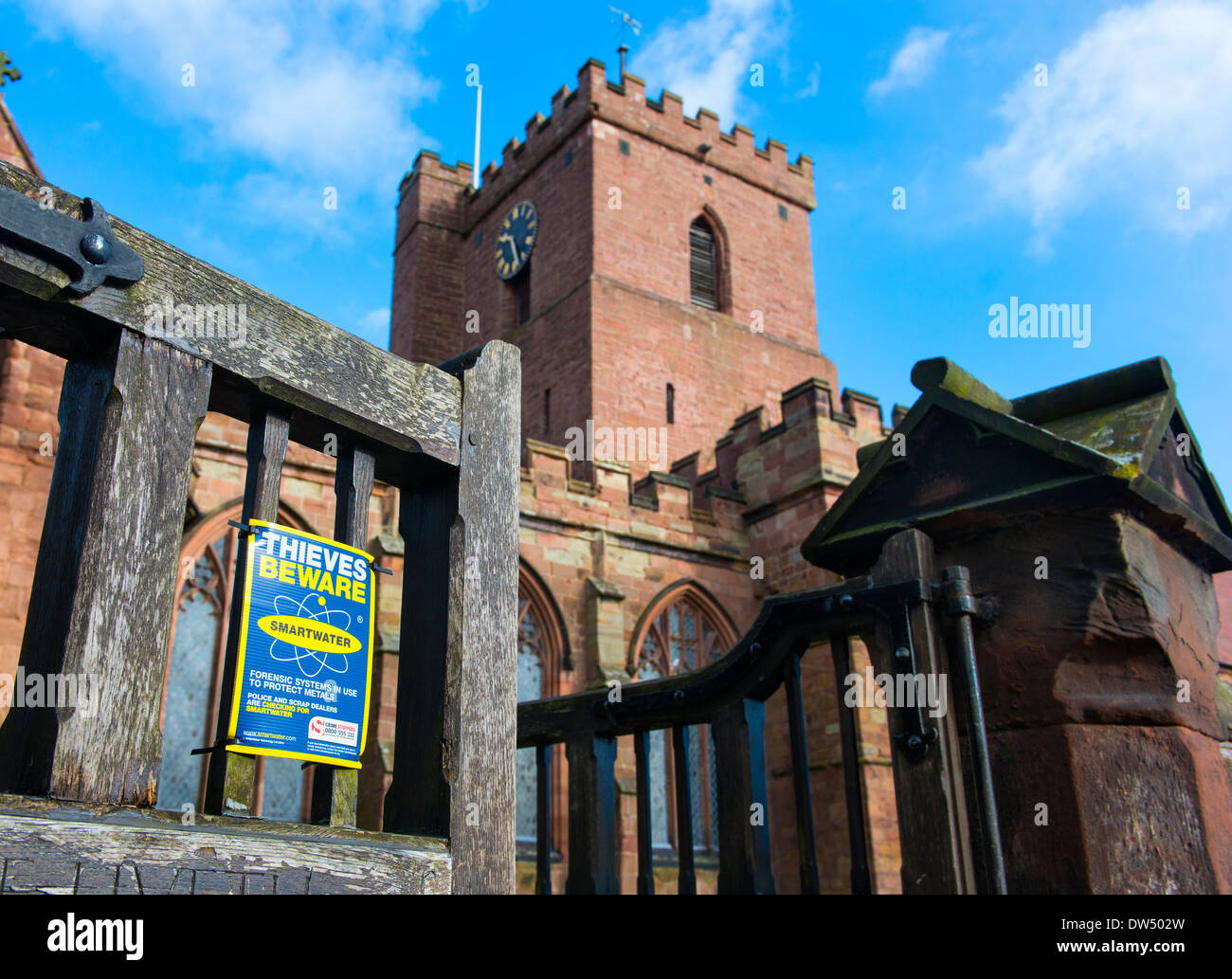 Smartwater affiche à l'extérieur de l'Église St. Andrew à Littlehampton, Shropshire, Angleterre. Banque D'Images