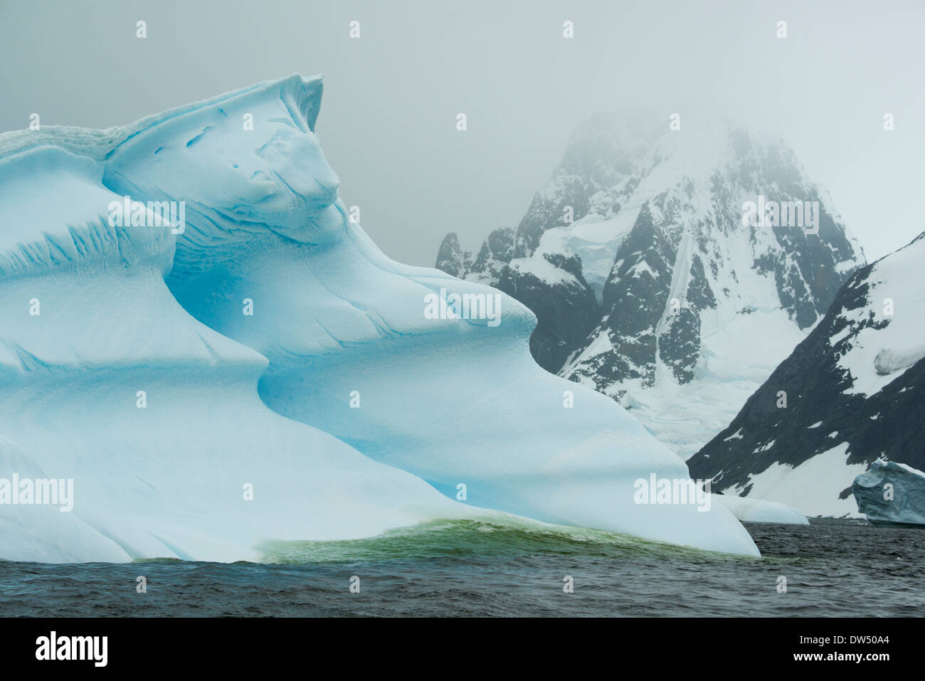 Les icebergs et les montagnes, l'île Petermann, Péninsule Antarctique, l'Antarctique Banque D'Images
