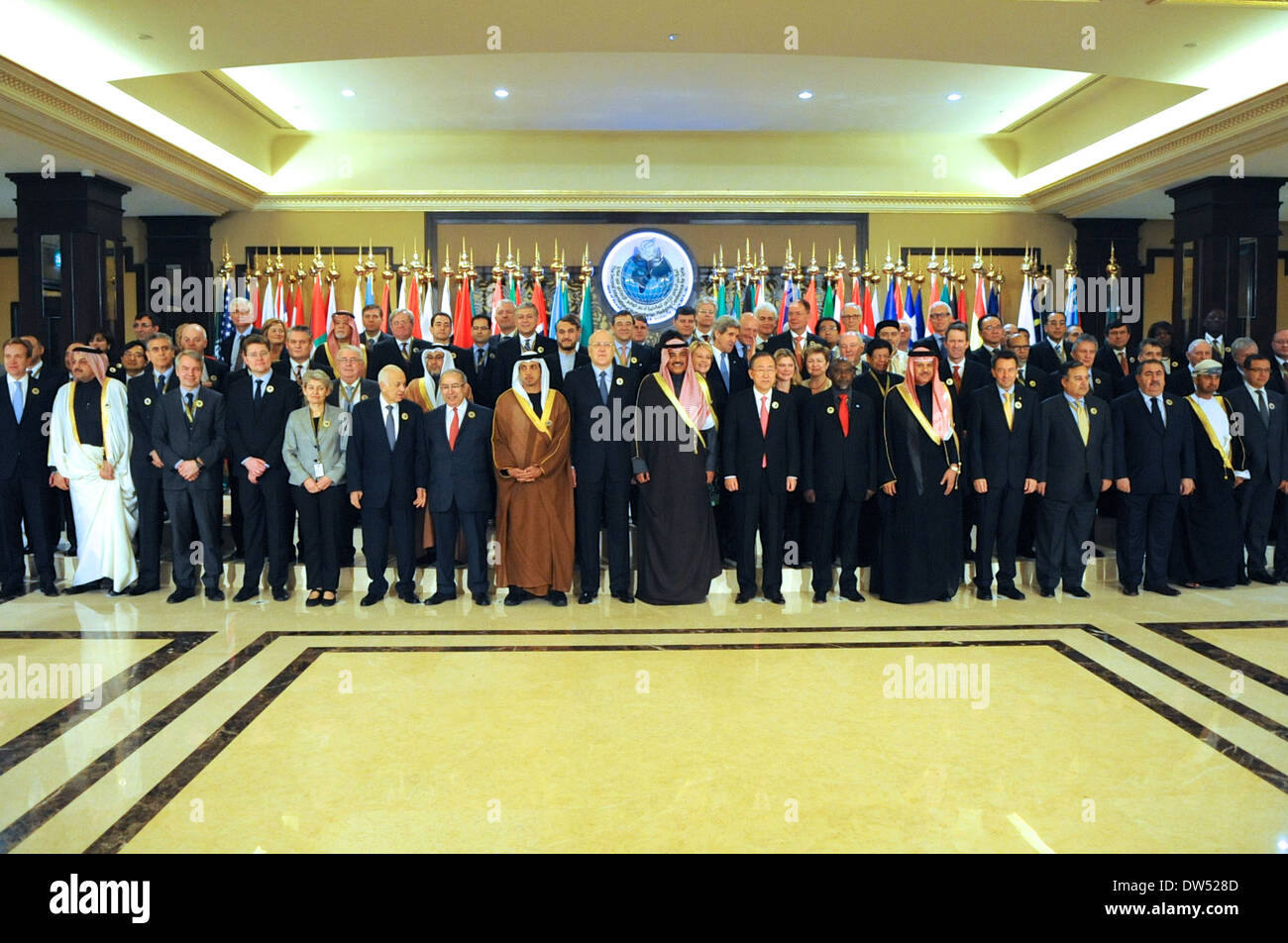 Kerry secrétaire rejoint des participants à la conférence des donateurs syrienne Photo de groupe Banque D'Images