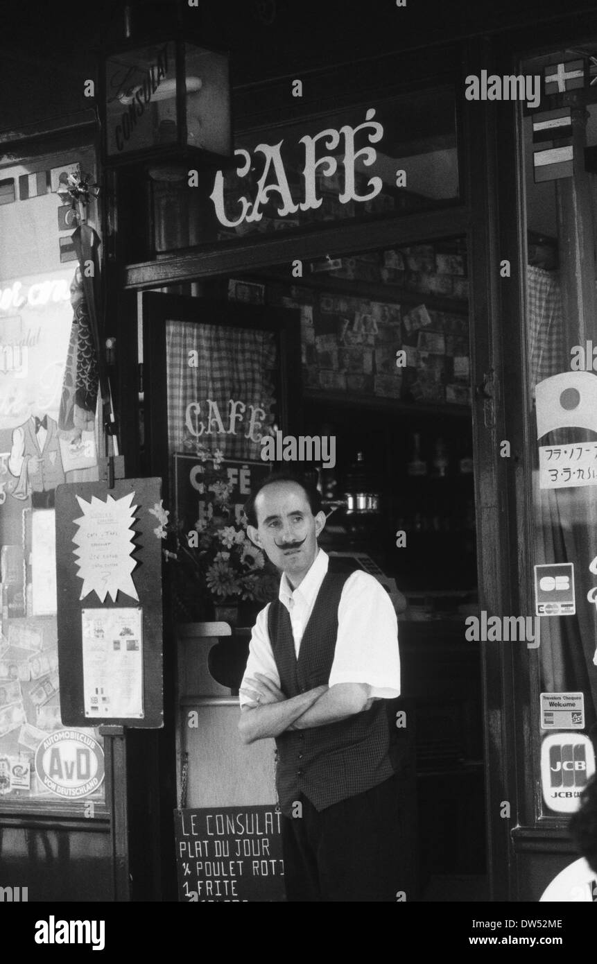 Garcon serveur français à la moustache le Consulat Cafe Montmarte Paris 1991 serveurs serveur parisien Banque D'Images