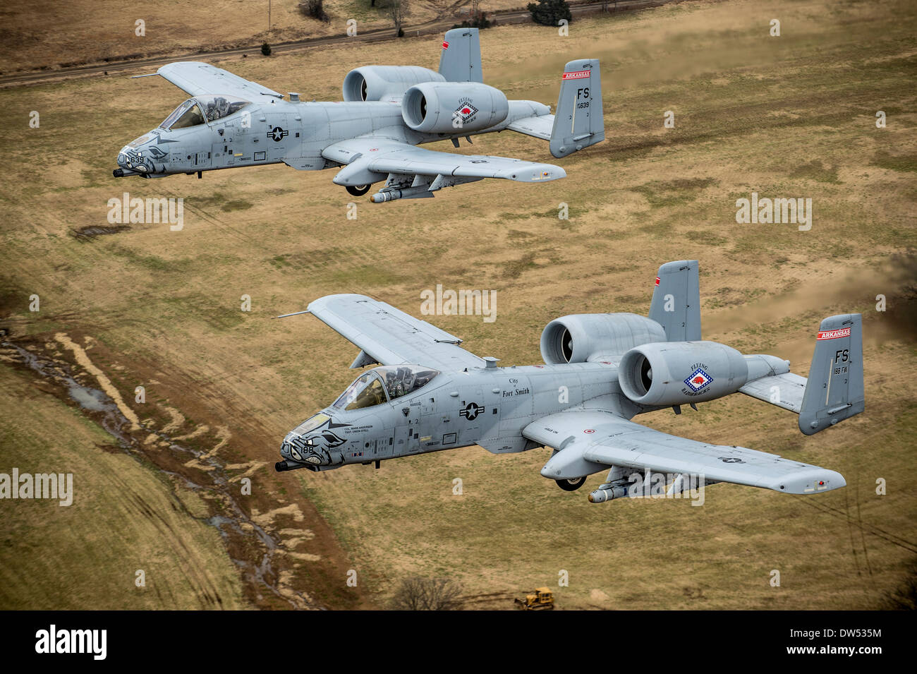 US Air Force A-10 Thunderbolt II aéronefs volent en formation lors d'une mission de formation par rapport à la gamme des Razorback de Fort Chaffee Manoeuvre Training Center 30 Décembre 2013 à Fort Smith, en Arkansas. Banque D'Images