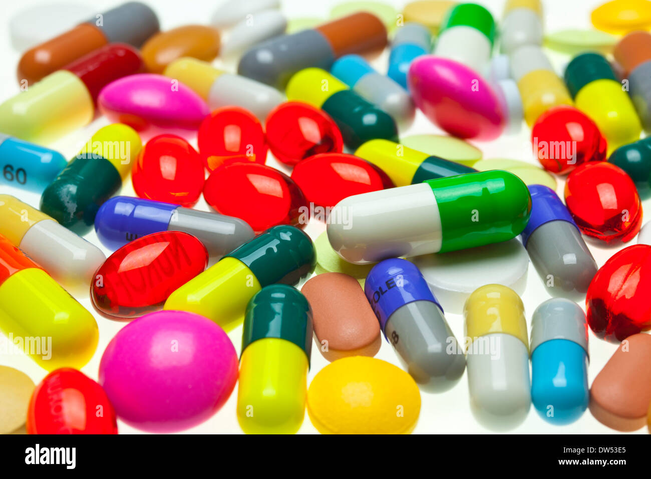 Multi-couleur assortiment de médicaments médicaments comprimés et tablettes sur un fond blanc Banque D'Images