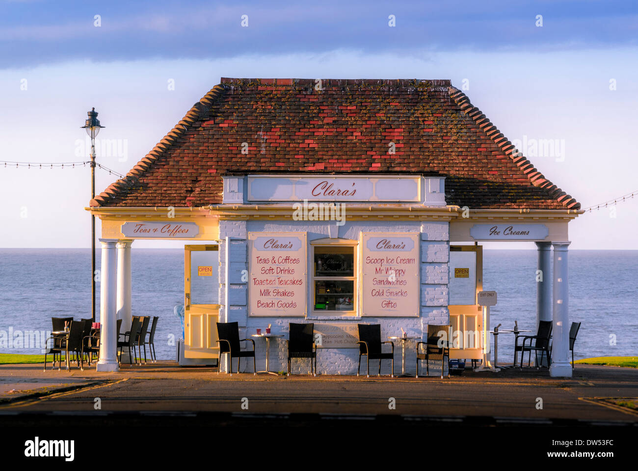 Kiosque en bord de mer Whitby proposant des glaces et des boissons. Banque D'Images
