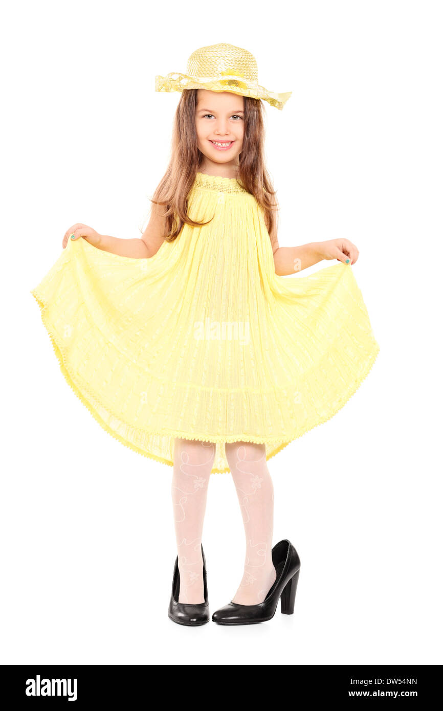 Portrait d'une petite fille espiègle en robe jaune et un chapeau à la mode Banque D'Images