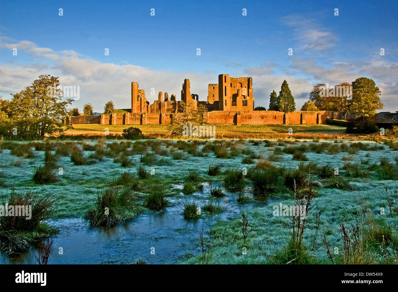 Les ruines de château de Kenilworth Warwickshire dans sur un matin d'hiver glacial vu à travers le champ qui était autrefois les douves du château. Banque D'Images