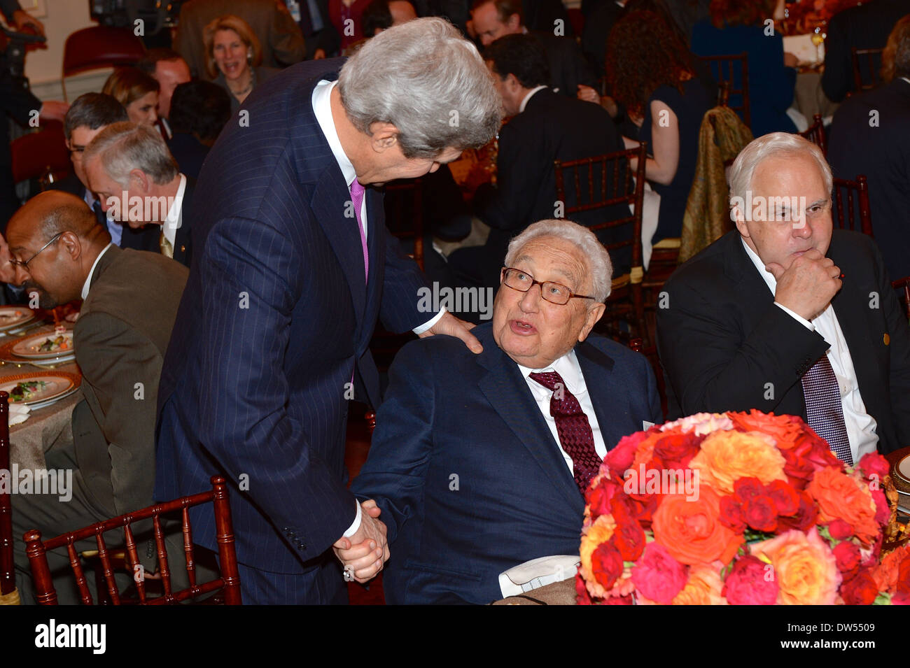 Kerry secrétaire serre la main de l'ancien secrétaire d'État Kissinger Banque D'Images