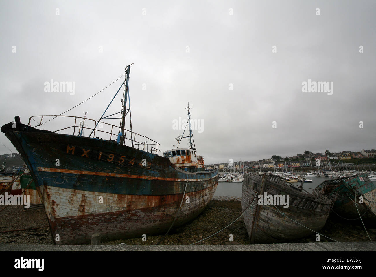 Vieux bateau dans un petit port de Bretagne Banque D'Images