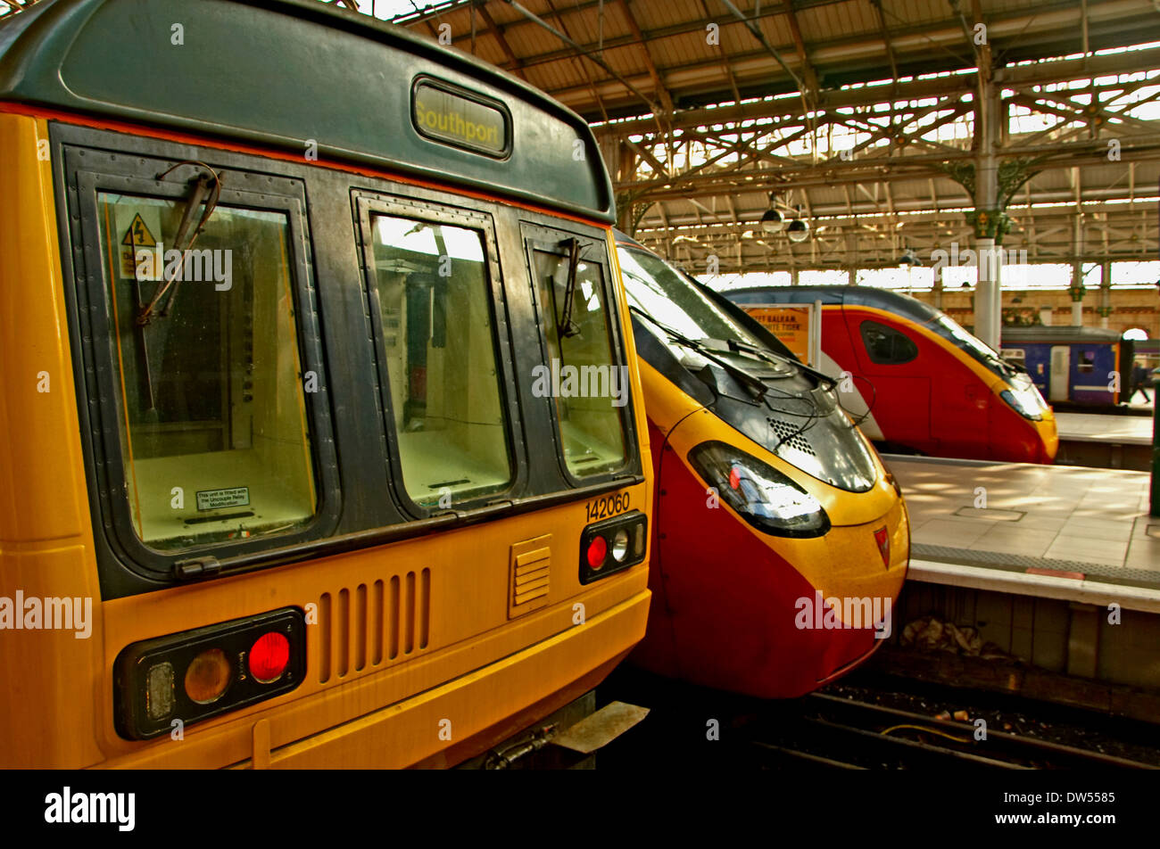 Les trains de passagers en attente dans une gare de plates-formes à la gare Manchester Piccadilly. Banque D'Images