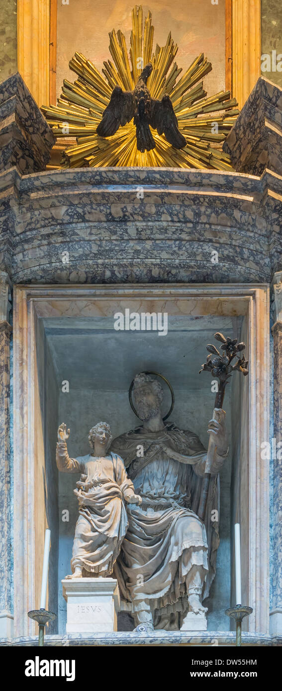 La statue de Saint Joseph et Jésus, créée par Fiorentini, est située dans le Panthéon de Rome, en Italie. La pièce est une sculpture religieuse importante et fait partie de la collection artistique du Panthéon. Banque D'Images