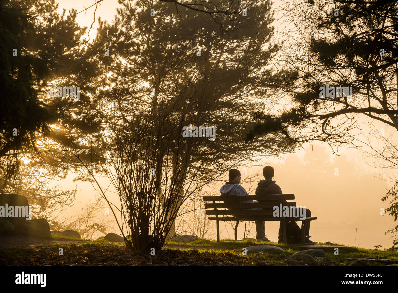 Couple sur banc, parc Charleson, False Creek, Vancouver, British Columbia, Canada Banque D'Images