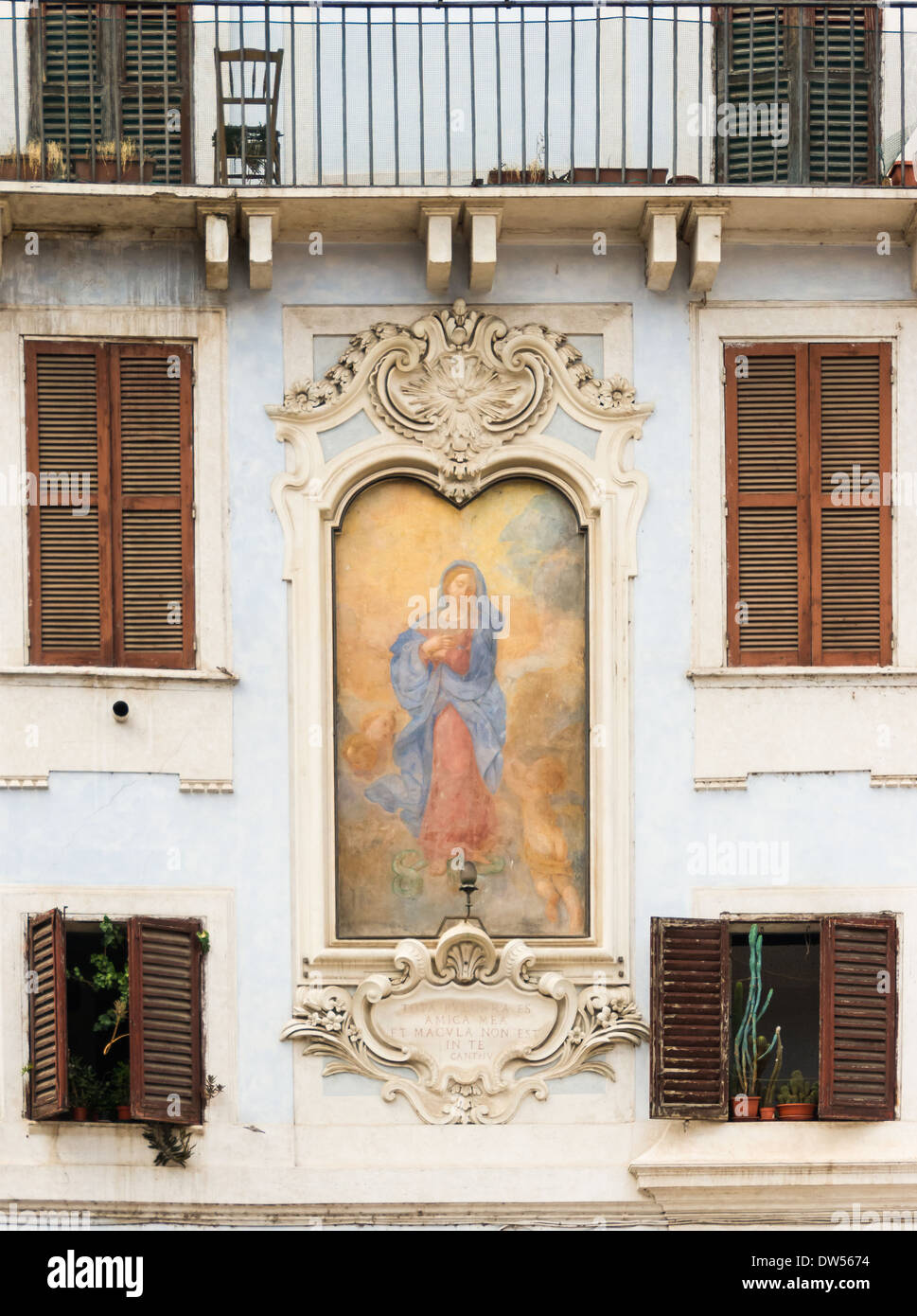 Cette fresque, située sur la façade d'un bâtiment de la Piazza della Rotonda à Rome, représente la Vierge Marie et le serpent. Il fait partie du riche patrimoine artistique et religieux de la ville. Banque D'Images