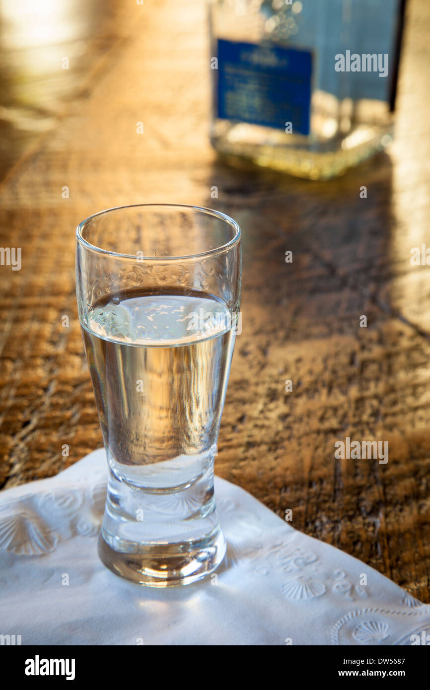 Seul shot de tequila sur table en bois Banque D'Images