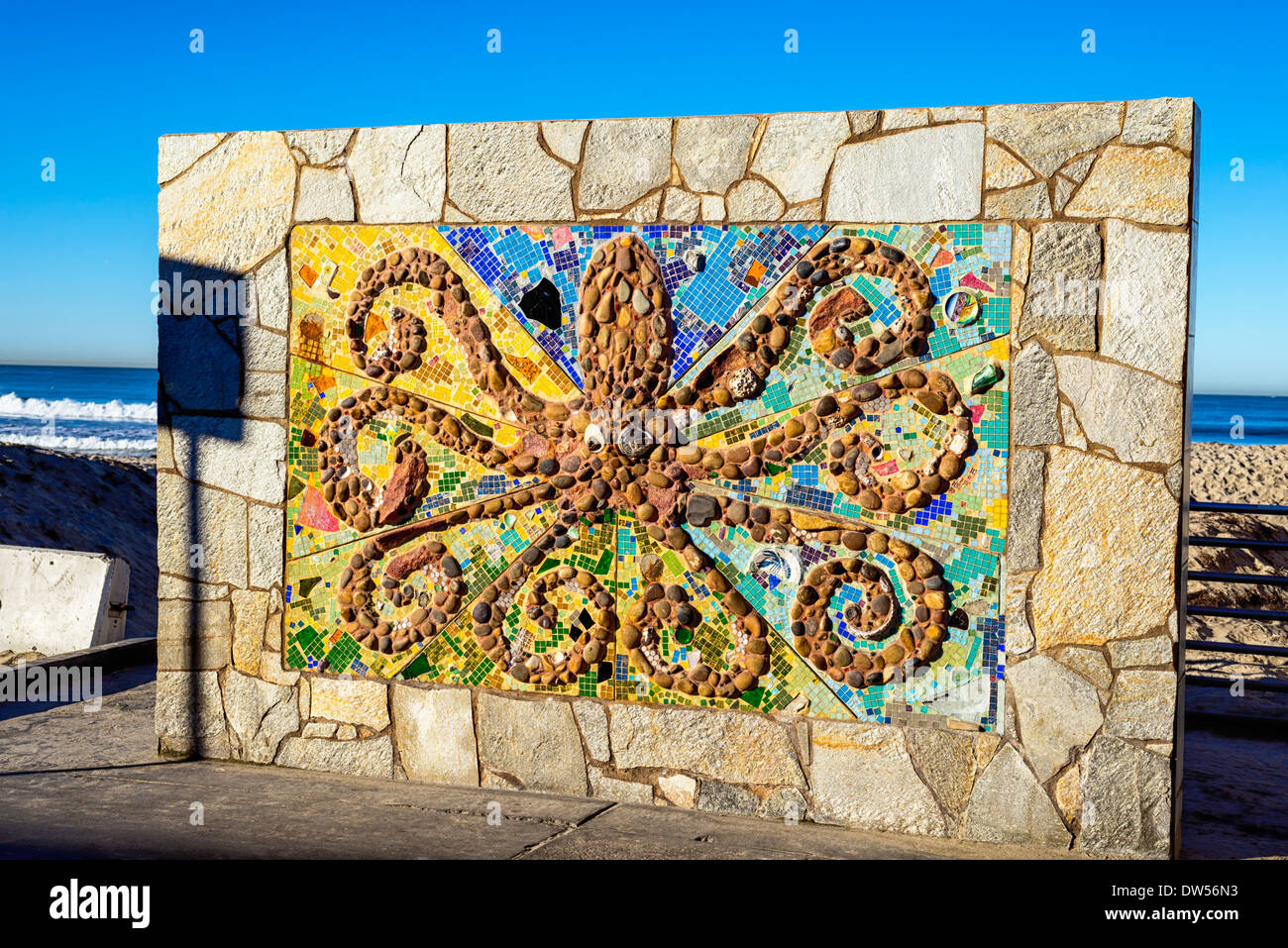 Mosaïque Sculpture/Octopus artwork. Situé le long de la promenade de la plage de la Mission. San Diego, Californie, États-Unis. Banque D'Images
