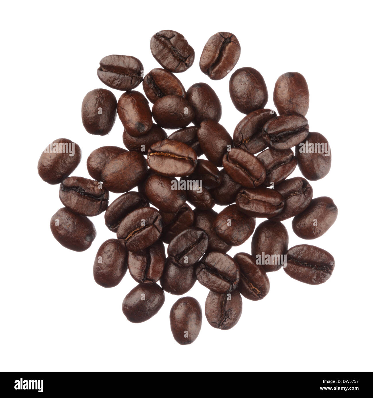 Tas de grains de café isolé sur fond blanc close up Banque D'Images